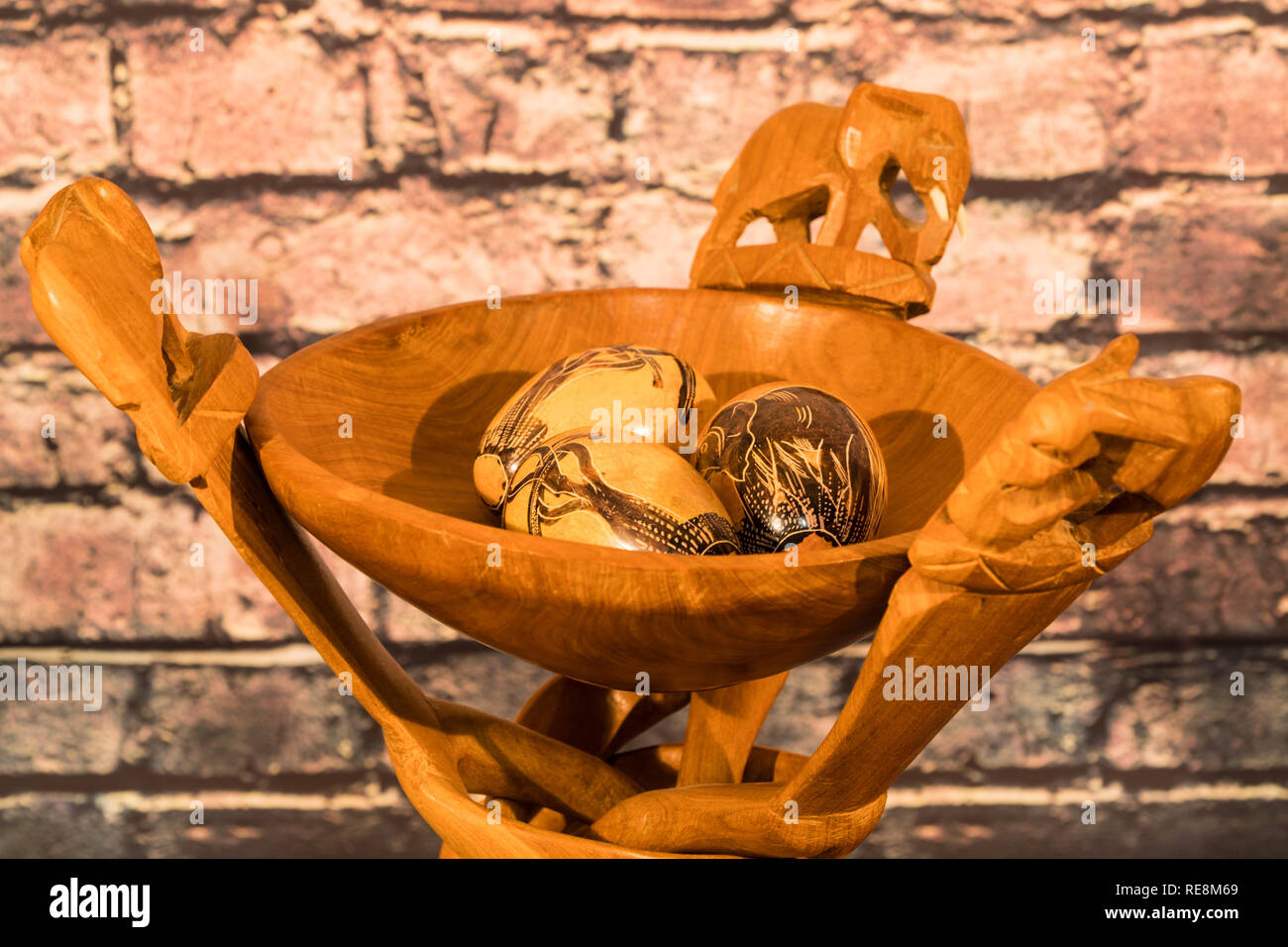 Realizzato a mano Arfican recipiente contenente la pietra ollare, con sculture di elefante su supporto Foto Stock