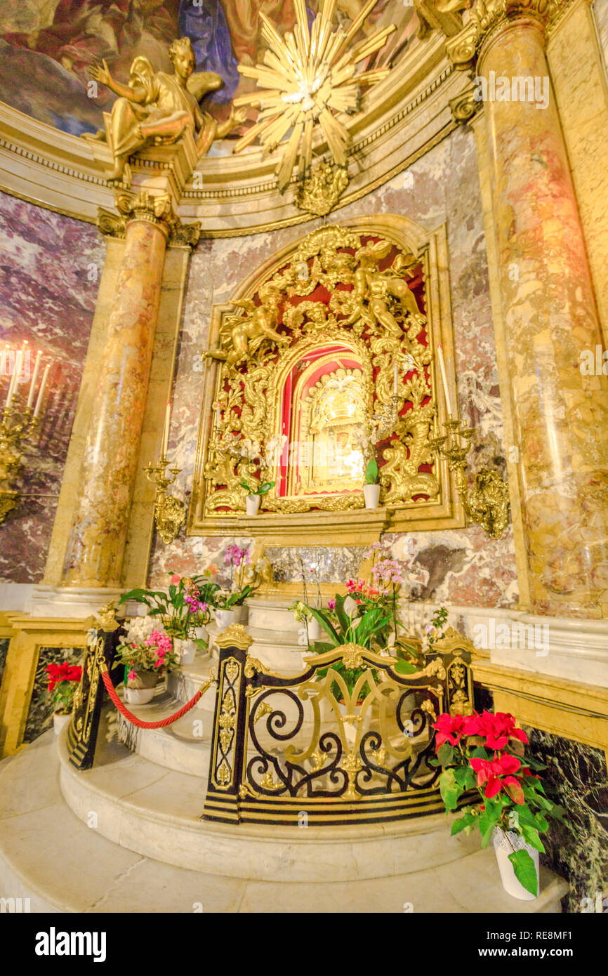 Bologna, Italia - 12 Gennaio 2018: icona dettaglio della Madonna con il bambino, la devozione popolare di fedeli e pellegrini. Santuario della Madonna di San Luca, una basilica dedicata a Mariano culto cattolico. Foto Stock