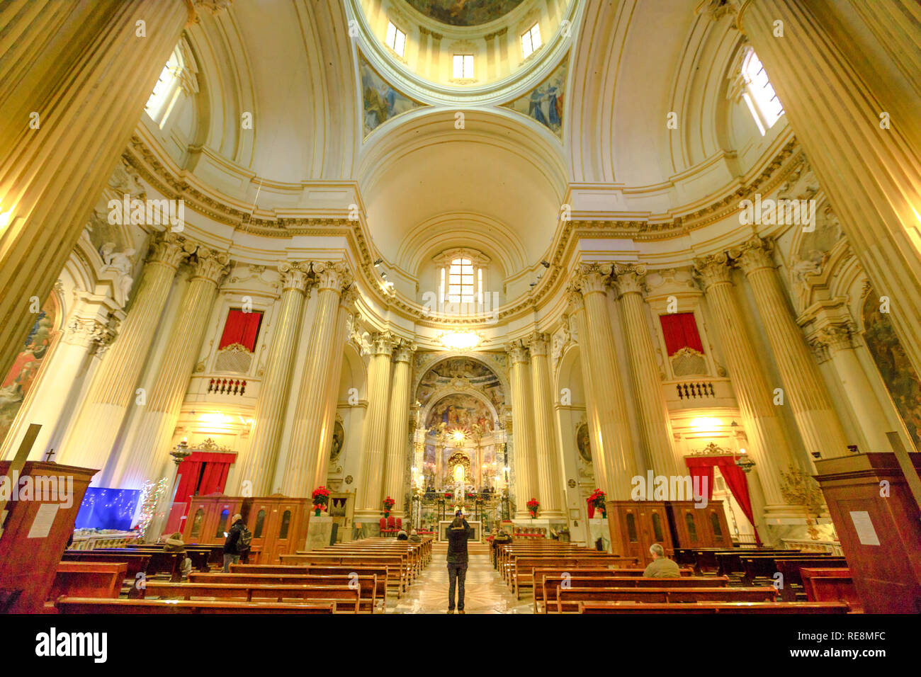 Bologna, Italia - 12 Gennaio 2018: la navata centrale interno della Madonna di San Luca Santuario con icona della Madonna con il bambino in distanza. Foto Stock