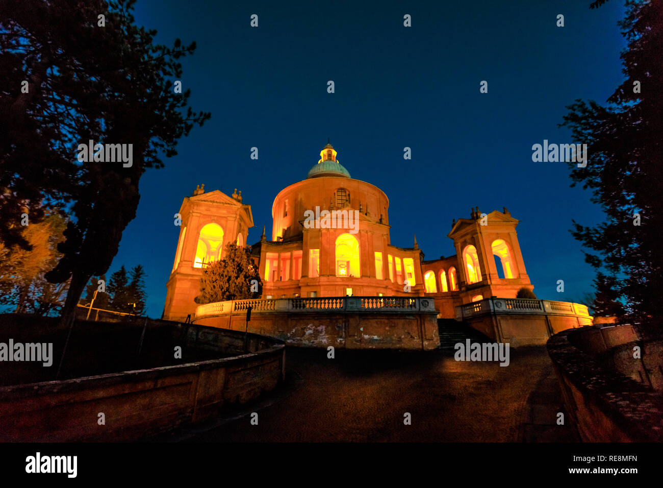 Pronao e la facciata del santuario della Madonna di San Luca al buio. Basilica Chiesa di San Luca a Bologna, Emilia Romagna, Italia illuminata di notte. Famoso punto di riferimento cityscape. Foto Stock