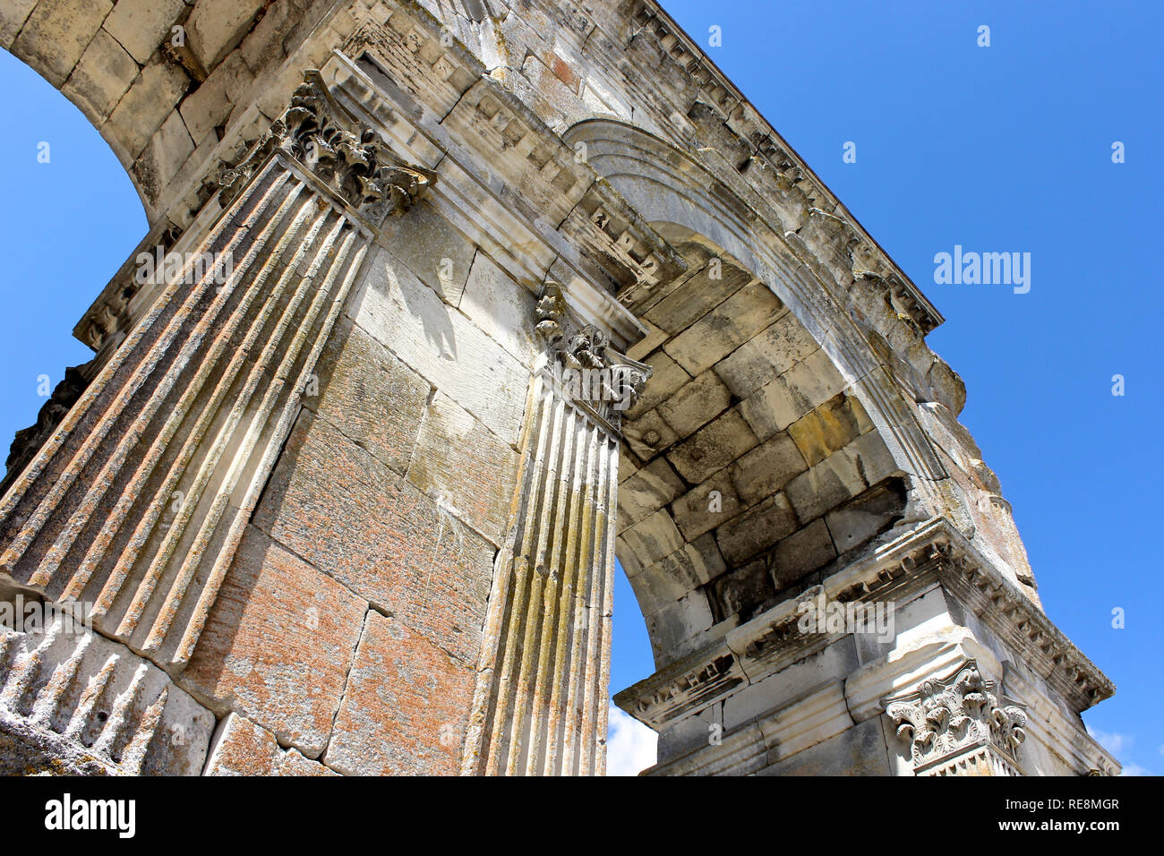 Saintes, Francia. L'Arco di Germanico, un antico arco romano di Mediolanum Santonum, giorno moderno Saintes, Charente-Maritime Foto Stock