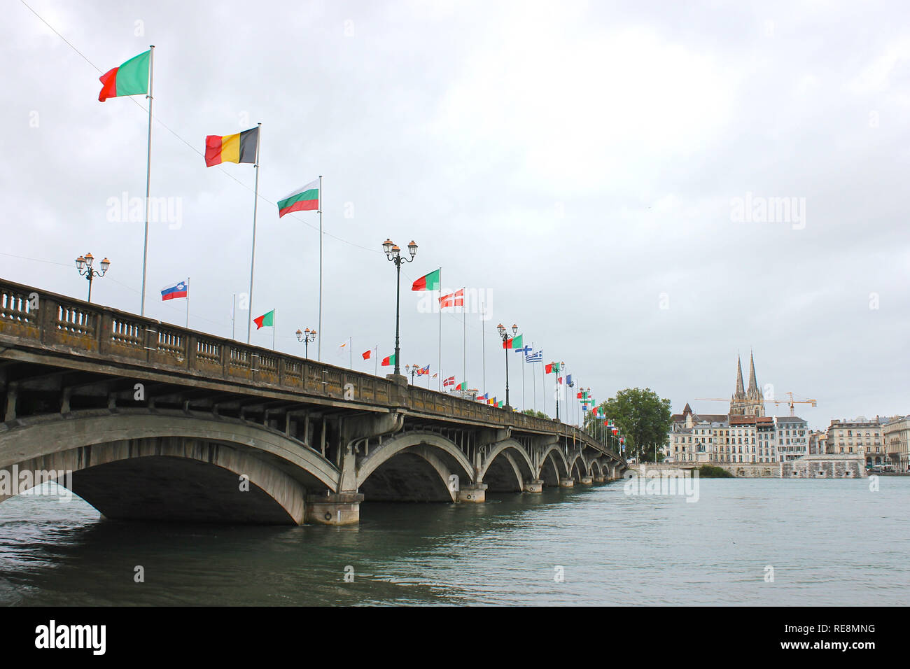 Bayonne, Francia. Vedute del fiume Adour, il Pont Saint-Esprit bridge e la Cattedrale di Santa Maria Foto Stock