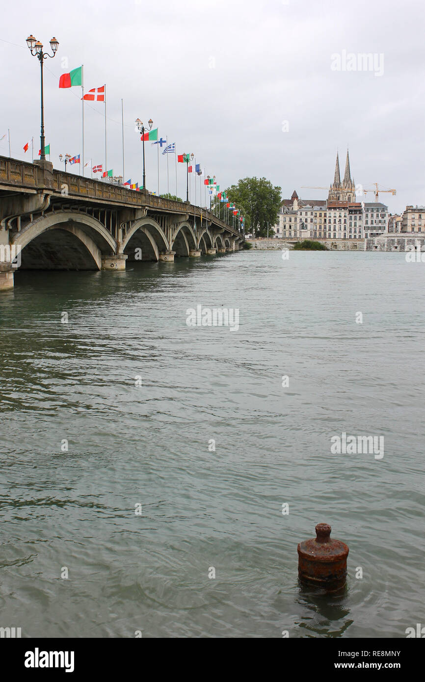 Bayonne, Francia. Vedute del fiume Adour, il Pont Saint-Esprit bridge e la Cattedrale di Santa Maria Foto Stock