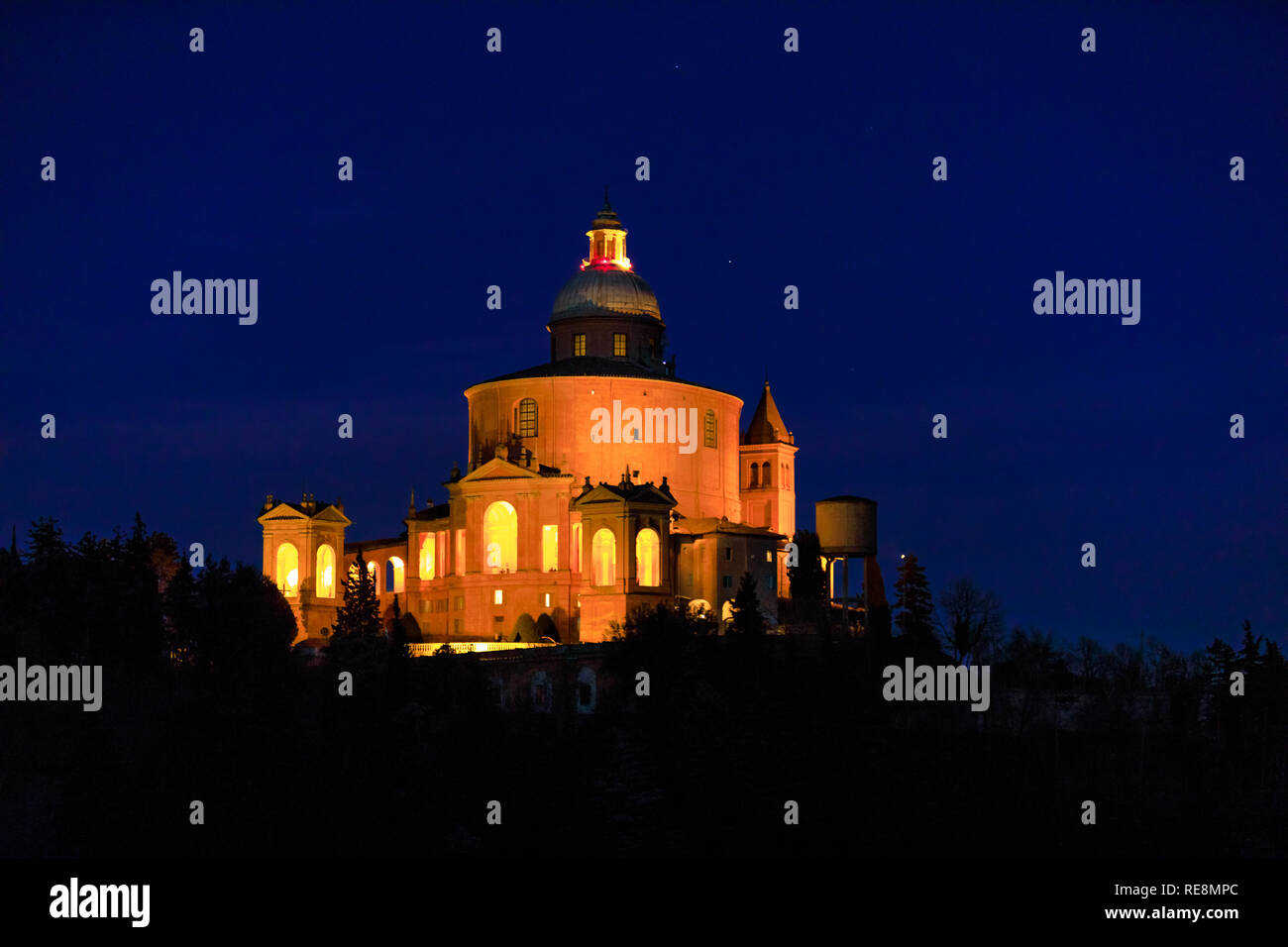 Primo piano della Scenic Santuario della Beata Vergine di San Luca sul Colle della Guardia a Bologna illuminata di notte. Chiesa Storica e meta di pellegrinaggio in Emilia Romagna, Italia. Famoso punto di riferimento Foto Stock