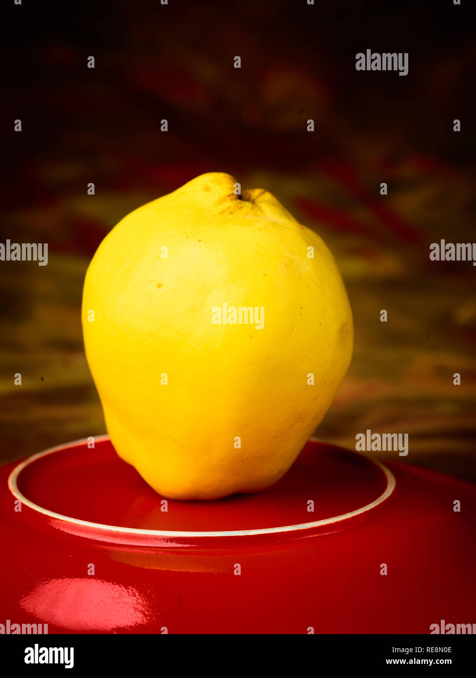 Mela cotogna e la targhetta rossa frutta, cibo still-life fotografia Foto Stock