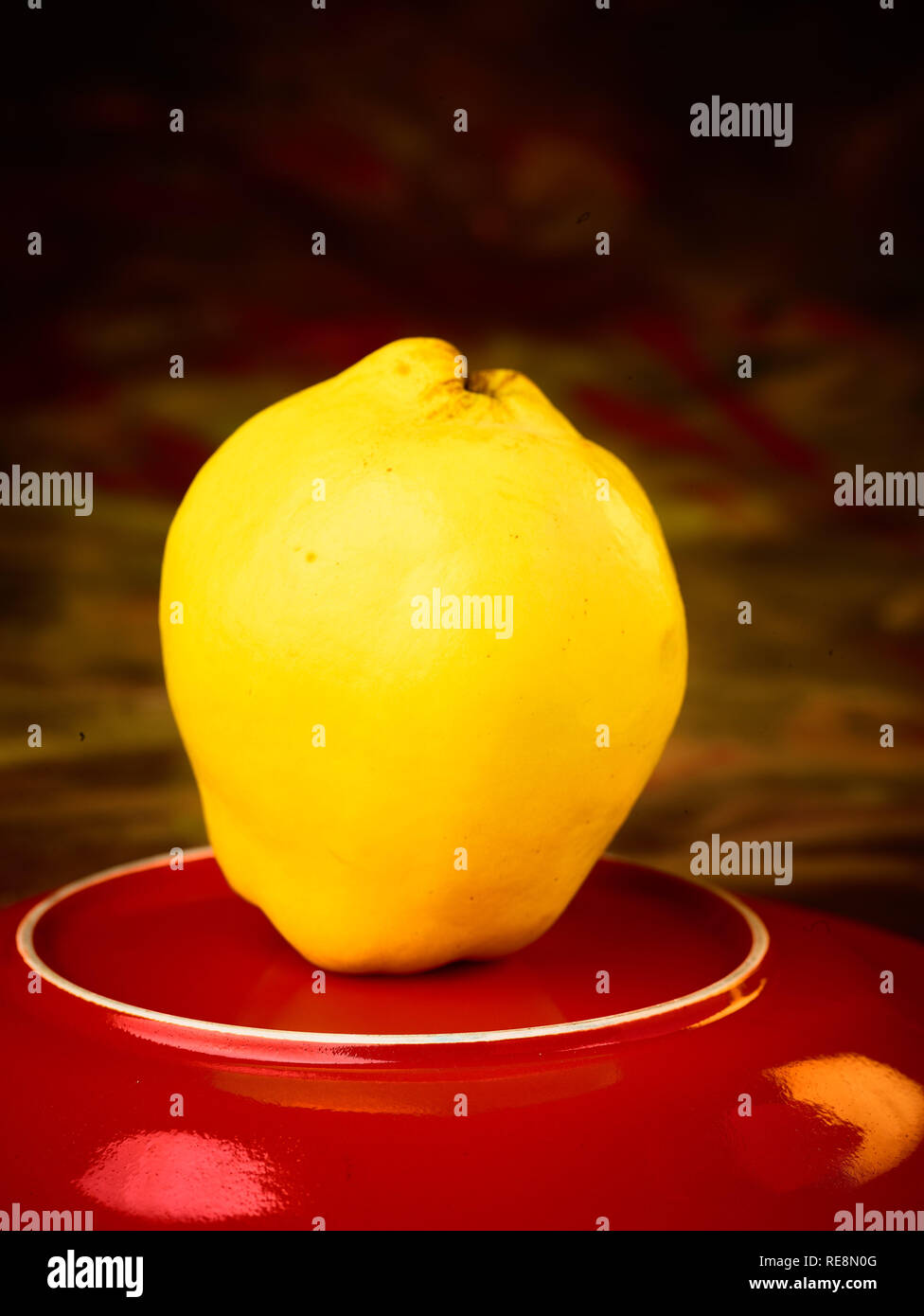 Mela cotogna e la targhetta rossa frutta, cibo still-life fotografia Foto Stock