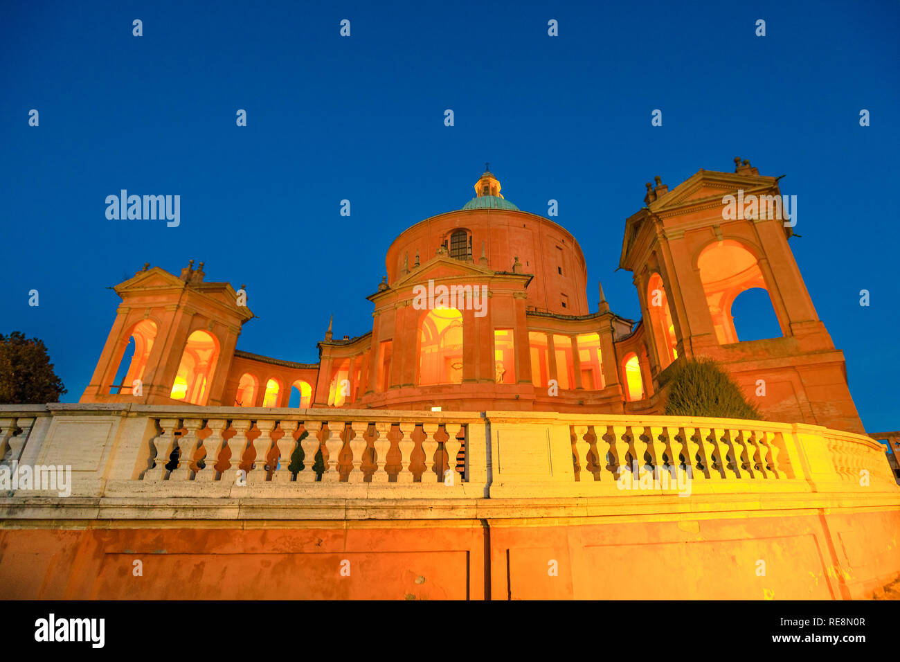 Santuario della Madonna di San Luca con la torre campanaria e la cupola, illuminato in blu ora. Beata Vergine di San Luca è una meta di pellegrinaggio a Bologna, Emilia Romagna, Italia. Famoso punto di riferimento cityscape Foto Stock