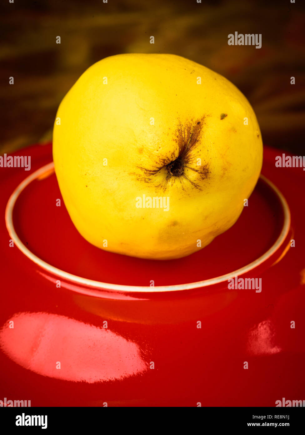 Mela cotogna e la targhetta rossa frutta, cibo still-life fotografia Foto Stock