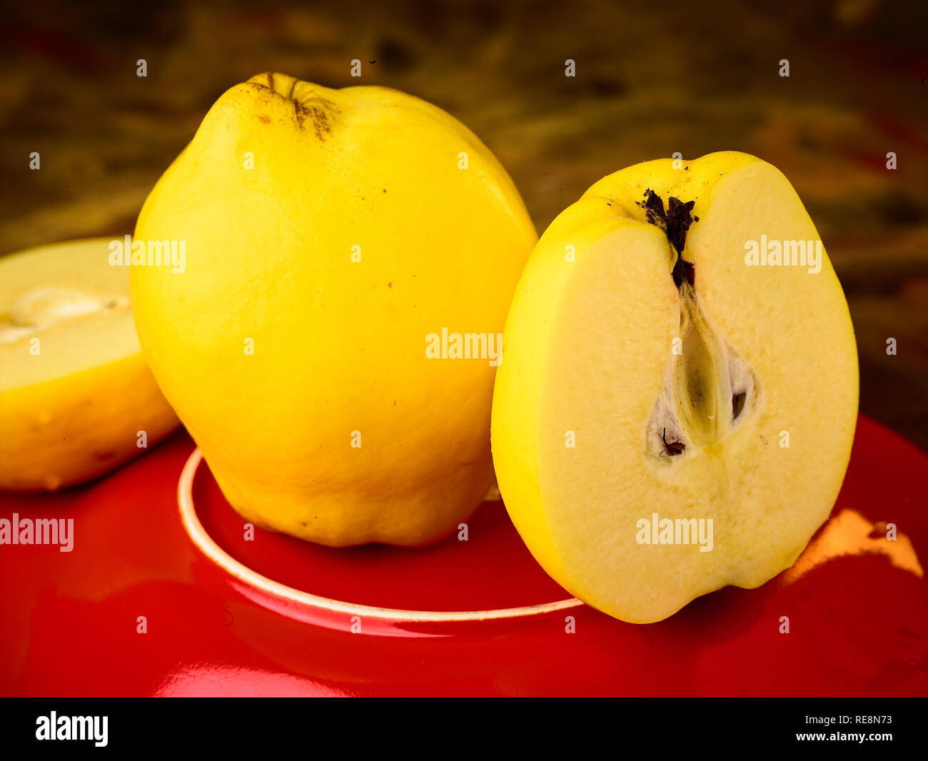 Mela cotogna e la targhetta rossa frutta, cibo still-life fotografia Foto Stock