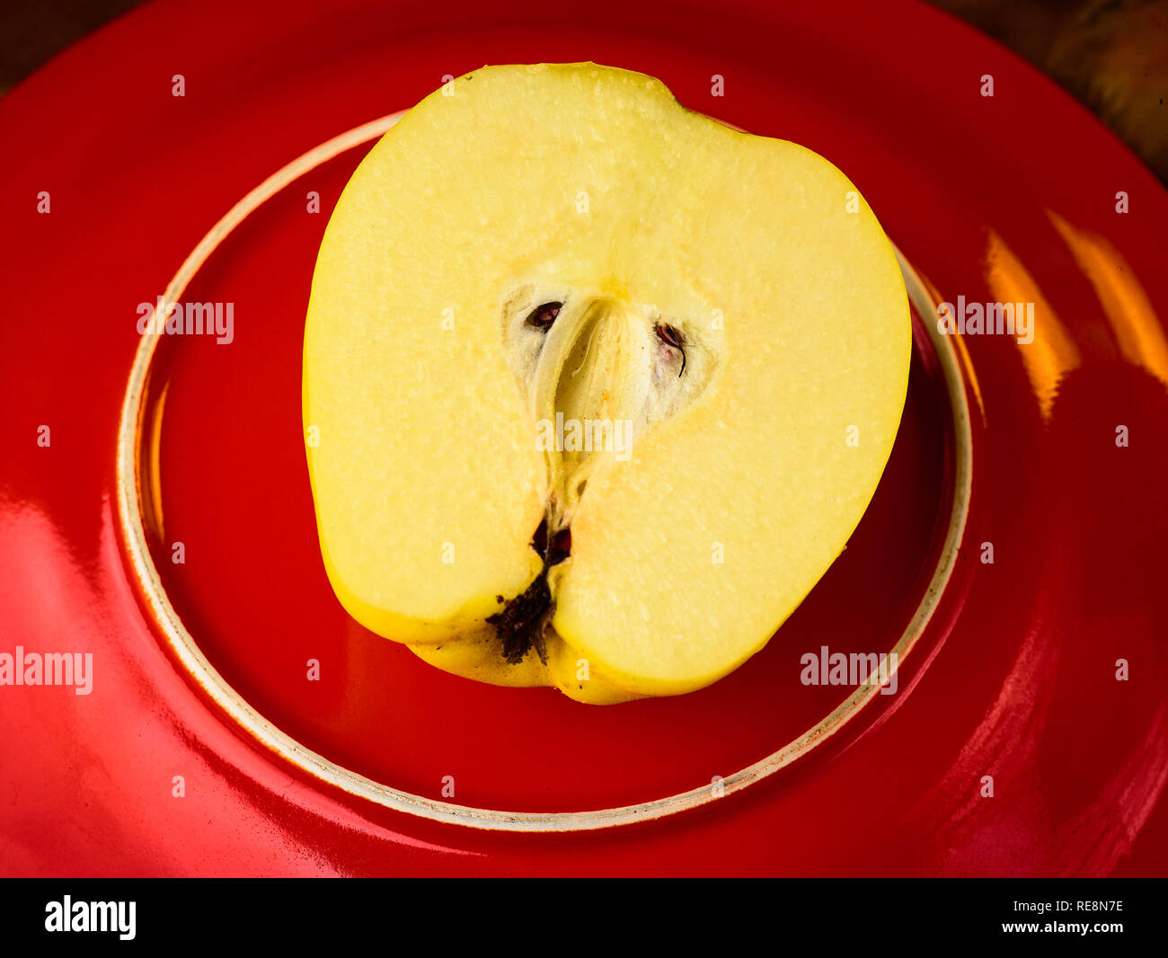 Mela cotogna e la targhetta rossa frutta, cibo still-life fotografia Foto Stock