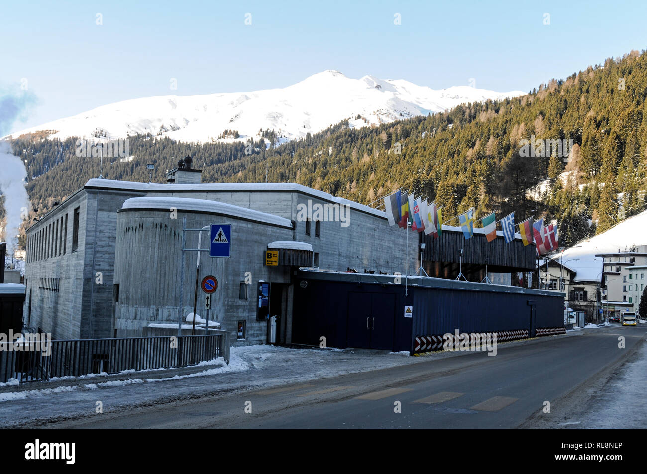 Un alto muro di sicurezza nella parte anteriore del Kongress Zentrum (venue per l annuale del Forum economico mondiale) , in passeggiata, Davos, in Svizzera Foto Stock