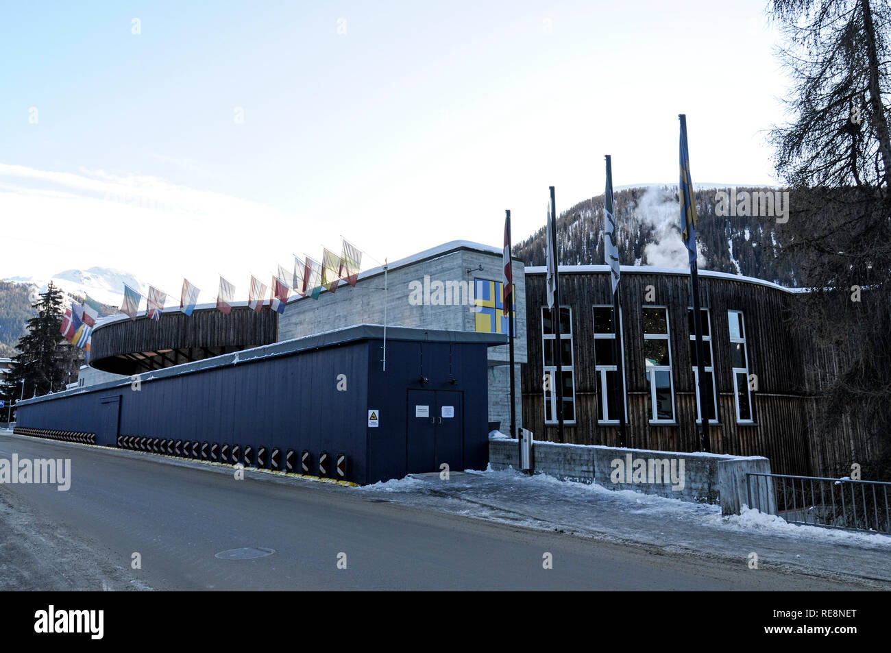 Un alto muro di sicurezza nella parte anteriore del Kongress Zentrum (venue per l annuale del Forum economico mondiale) , in passeggiata, Davos, in Svizzera Foto Stock