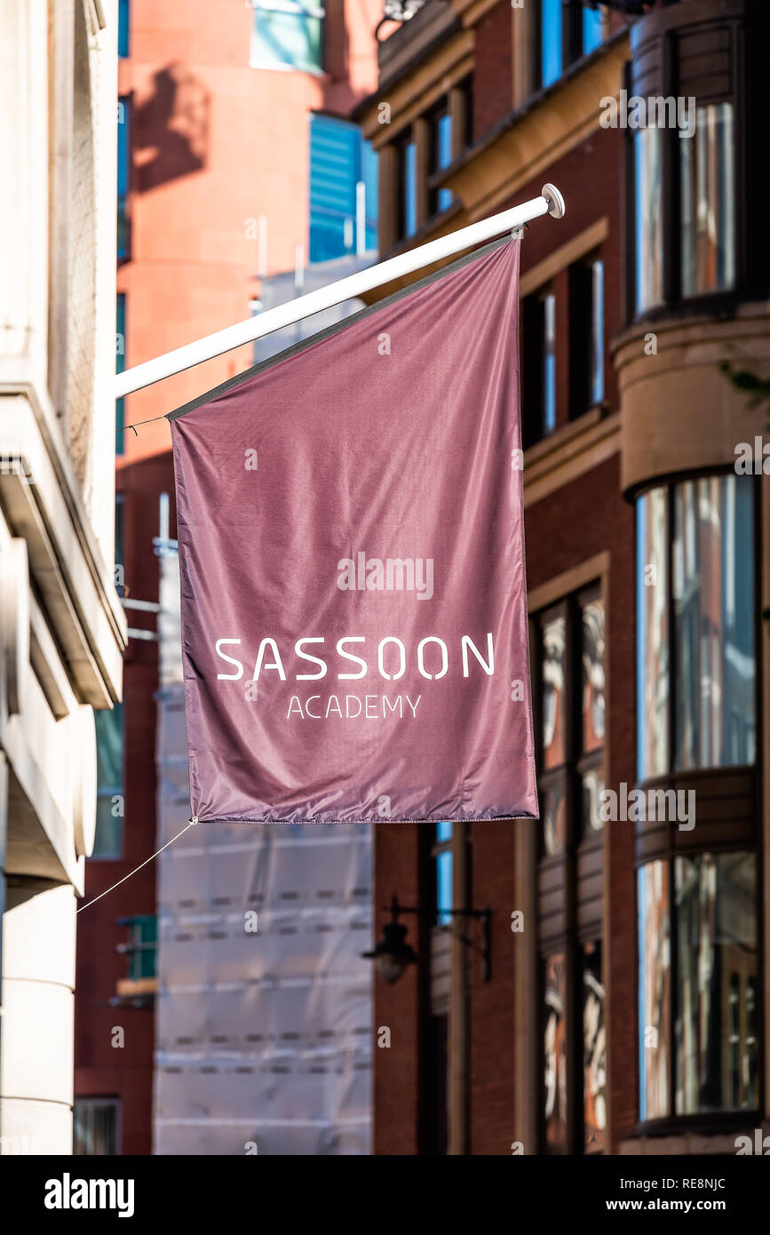 London, Regno Unito - 22 Giugno 2018: primo piano verticale di Sassoon Academy capelli parrucchiere istruzione banner sign in Westminster con edifici e strada a bu Foto Stock