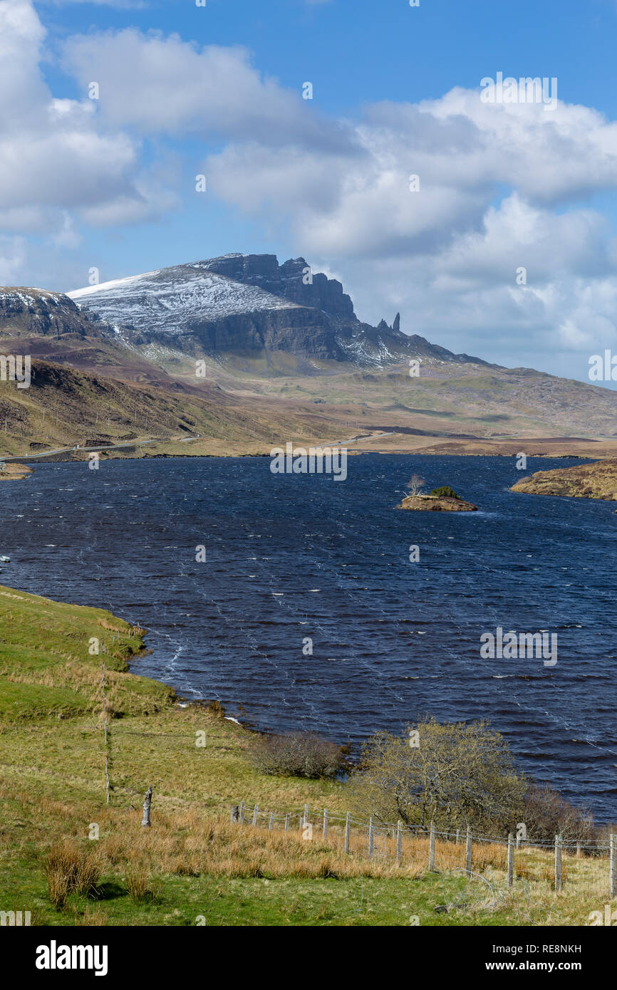 Il vecchio uomo di Storr da Loch Fada vecchio una giornata di vento, Trotternish, Isola di Skye in Scozia Foto Stock