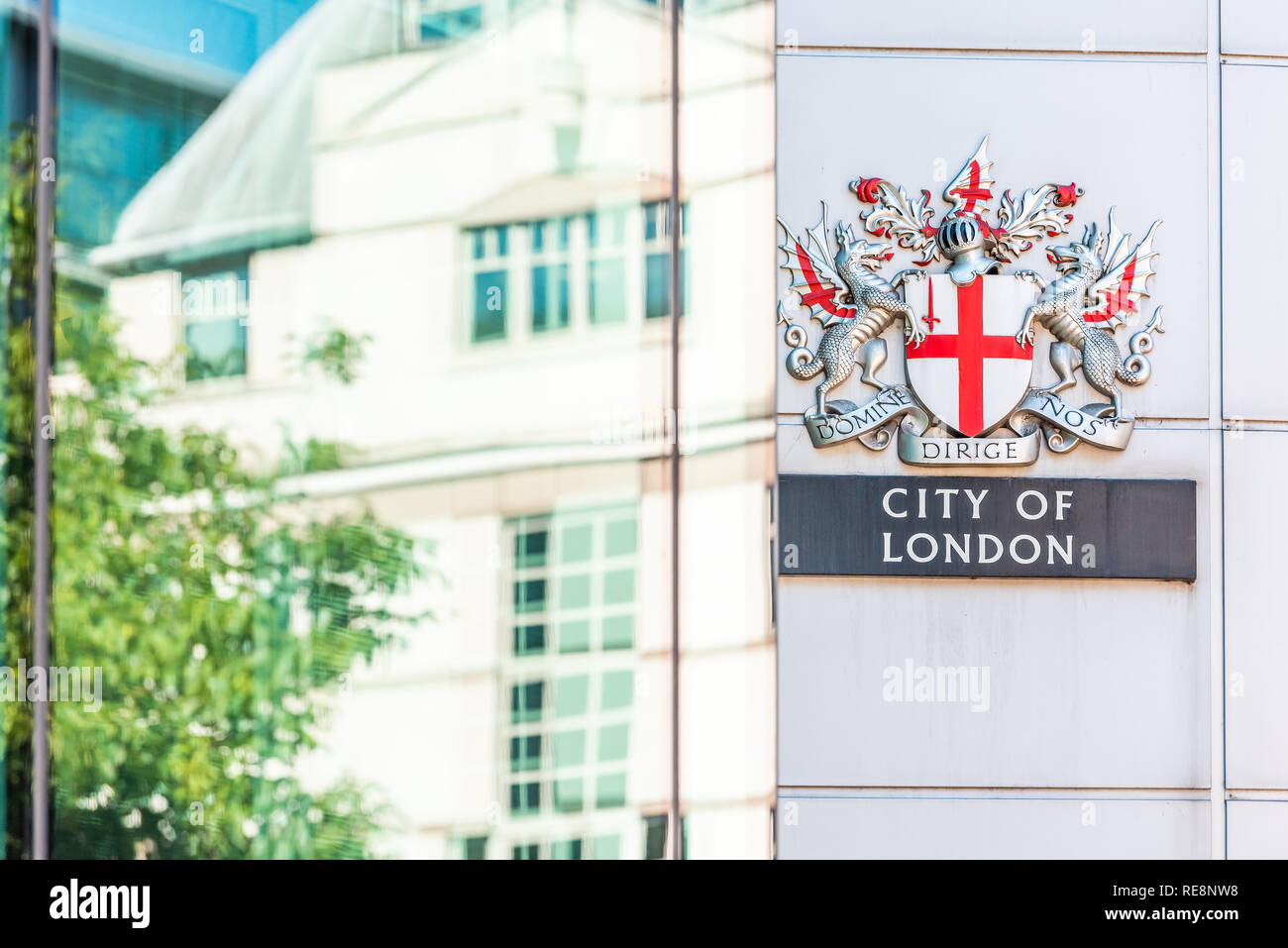 Città di Londra, Regno Unito - 22 Giugno 2018: Closeup di architettura moderna finestra in vetro della costruzione di riflessione e di segno nel centro business Centro e nobod Foto Stock