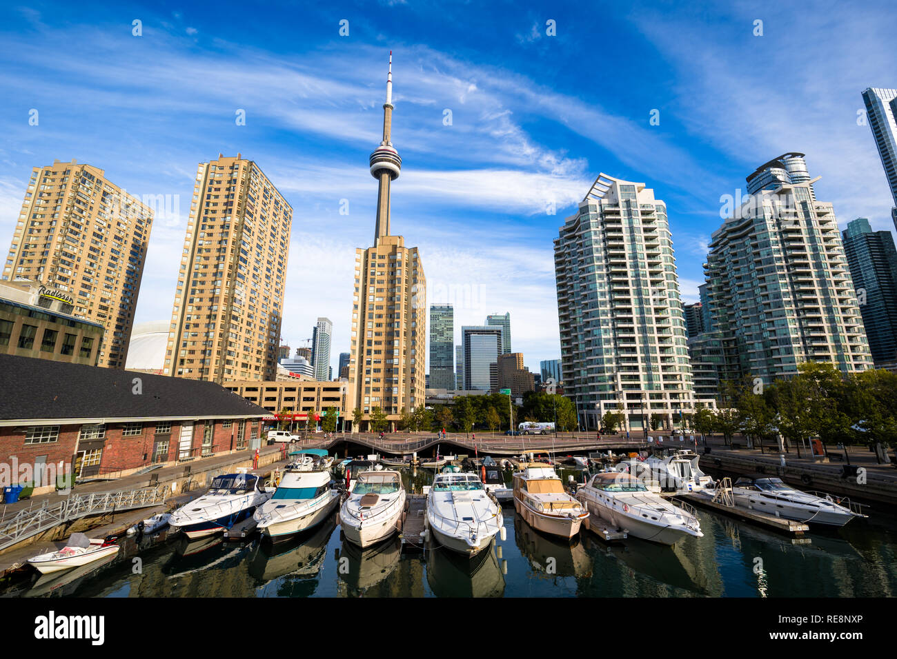 Vista di Toronto dal marina. La luce del sole. Foto Stock