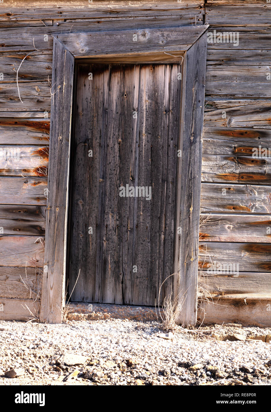 Vecchio tavolato in legno porta in grigio di una parete in legno troppo di un ultimo edificio del XIX secolo Foto Stock