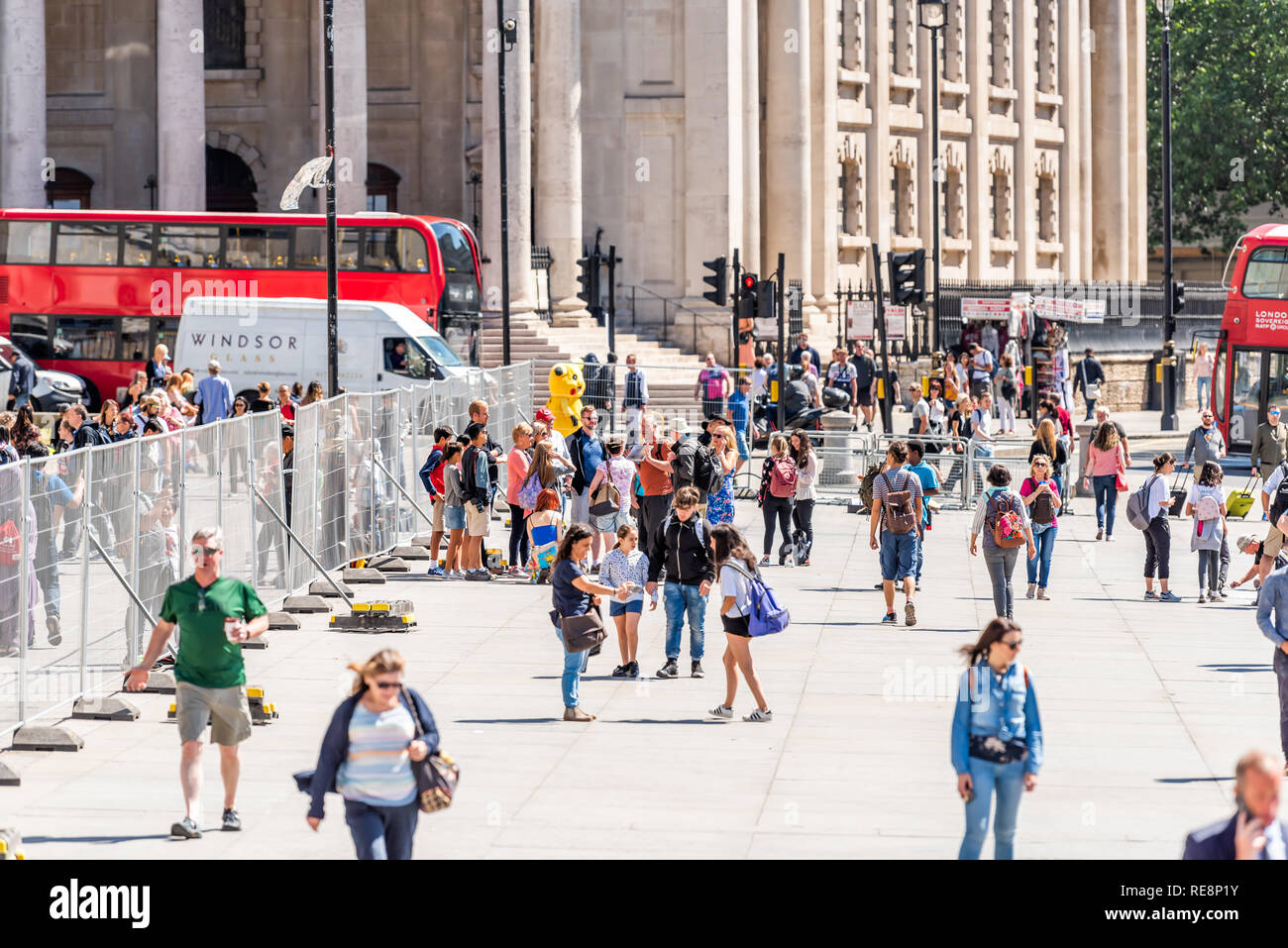 London, Regno Unito - 22 Giugno 2018: molte persone in piedi fuori camminando sulla soleggiata giornata estiva da Trafalgar square ad alto angolo di visione Foto Stock