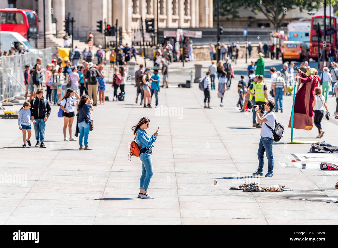 London, Regno Unito - 22 Giugno 2018: molte persone in piedi fuori a piedi prendendo le foto su soleggiate giornate estive da Trafalgar square ad alto angolo di visione Foto Stock