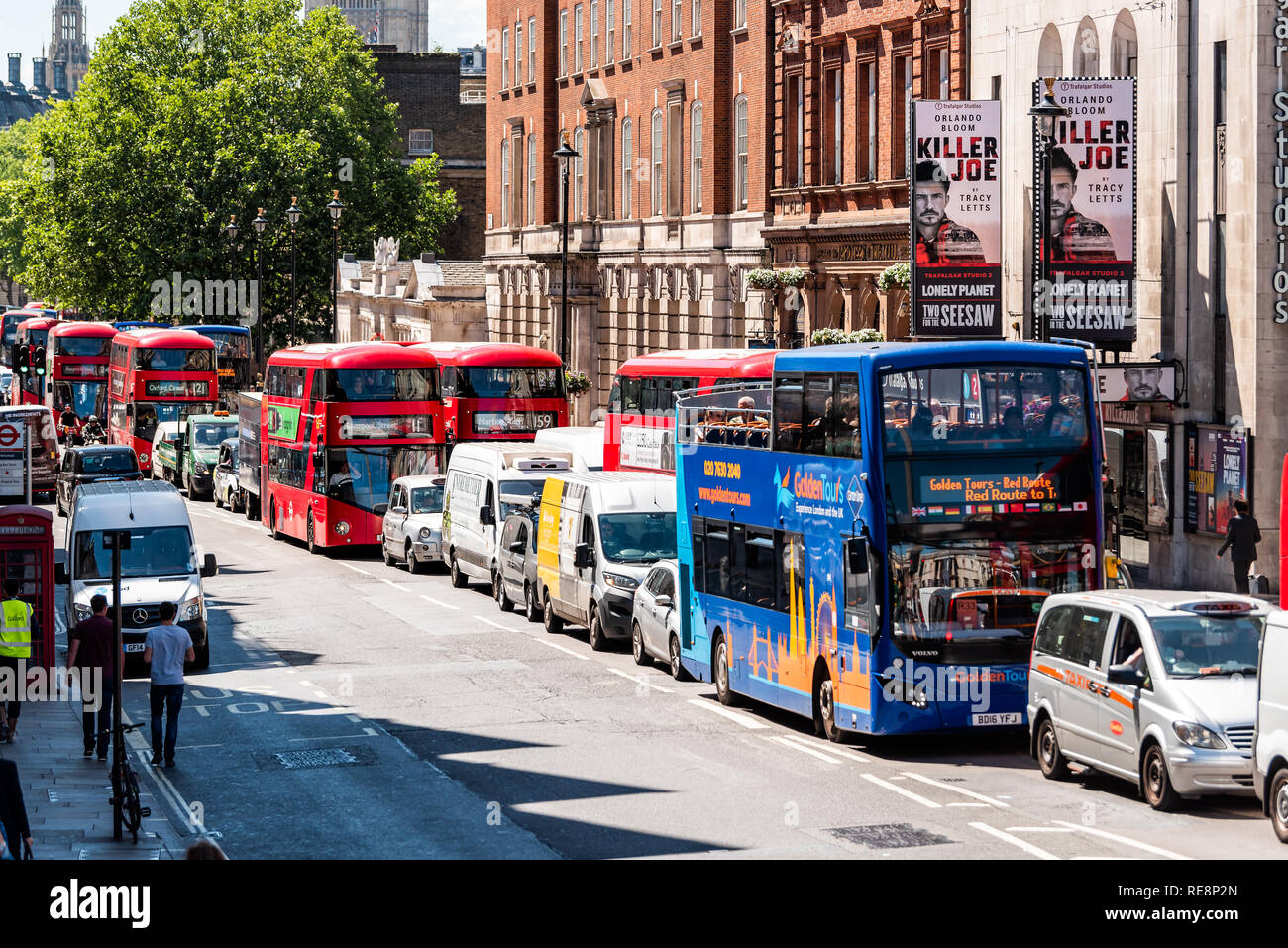 London, Regno Unito - 22 Giugno 2018: Alta Vista angolo di strada con fila di molti double decker Red e Blue bus nel centro cittadino di città da Trafalgar squ Foto Stock