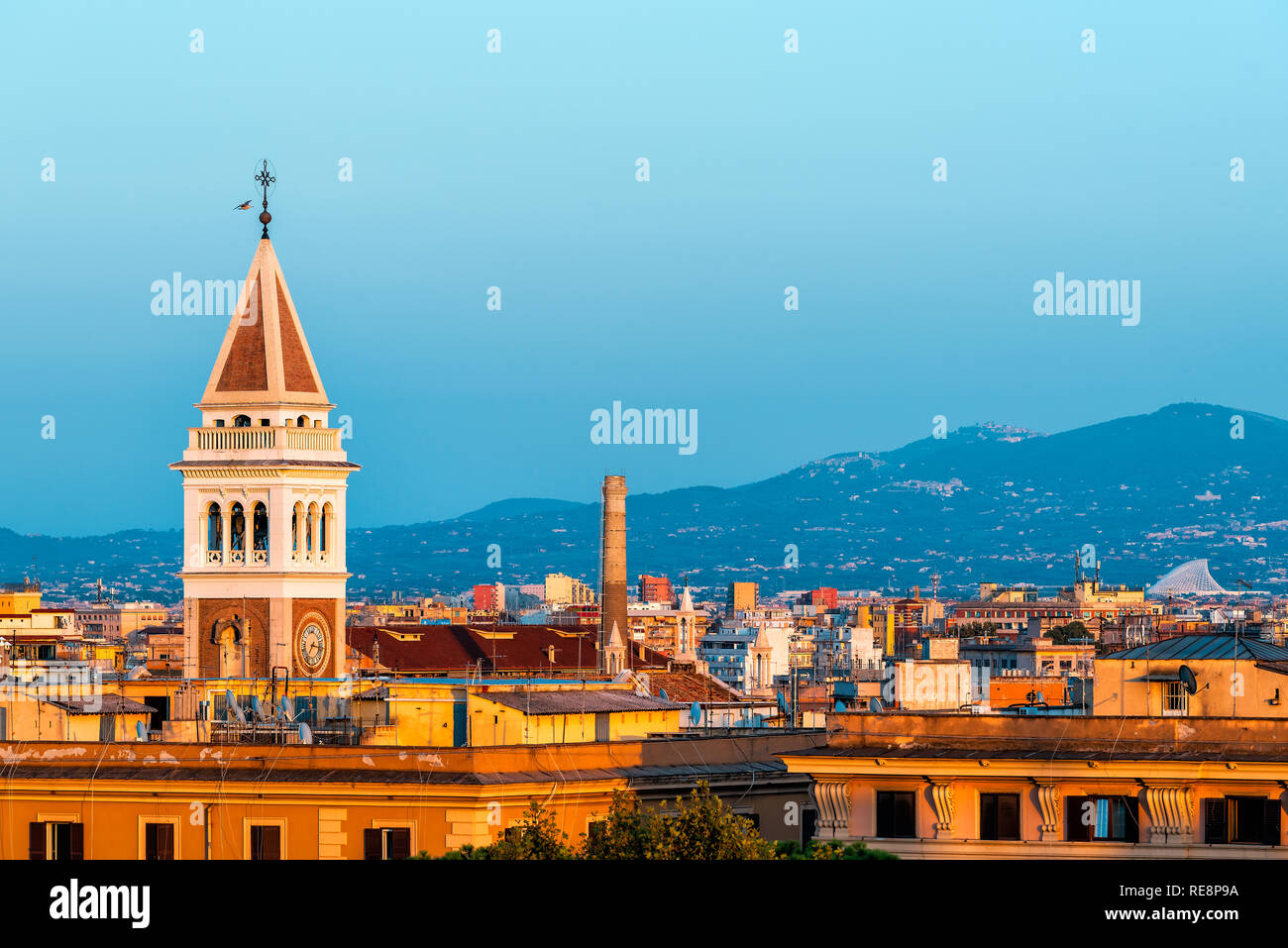 Storica città italiana di Roma, Italia cityscape skyline con elevato angolo di visione vibrante di architettura edifici di vecchia torre durante il tramonto serale Foto Stock