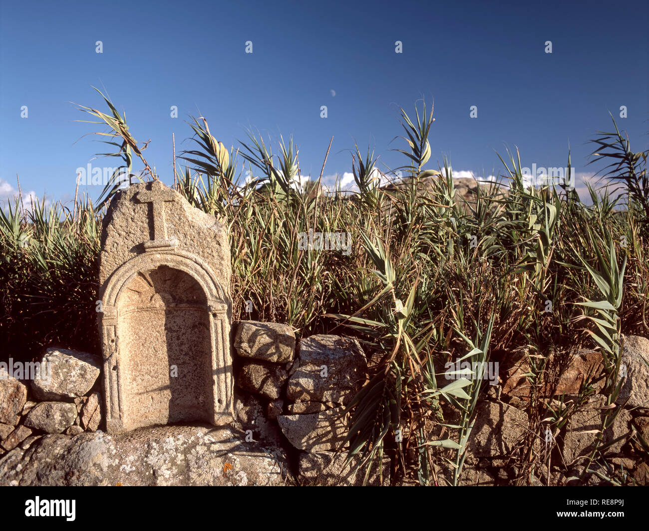 Rovinato remote piccolo santuario di granito, Alminhas, costruita per le anime del purgatorio. Il nord del Portogallo. Analogico: 120 diapositive. Foto Stock