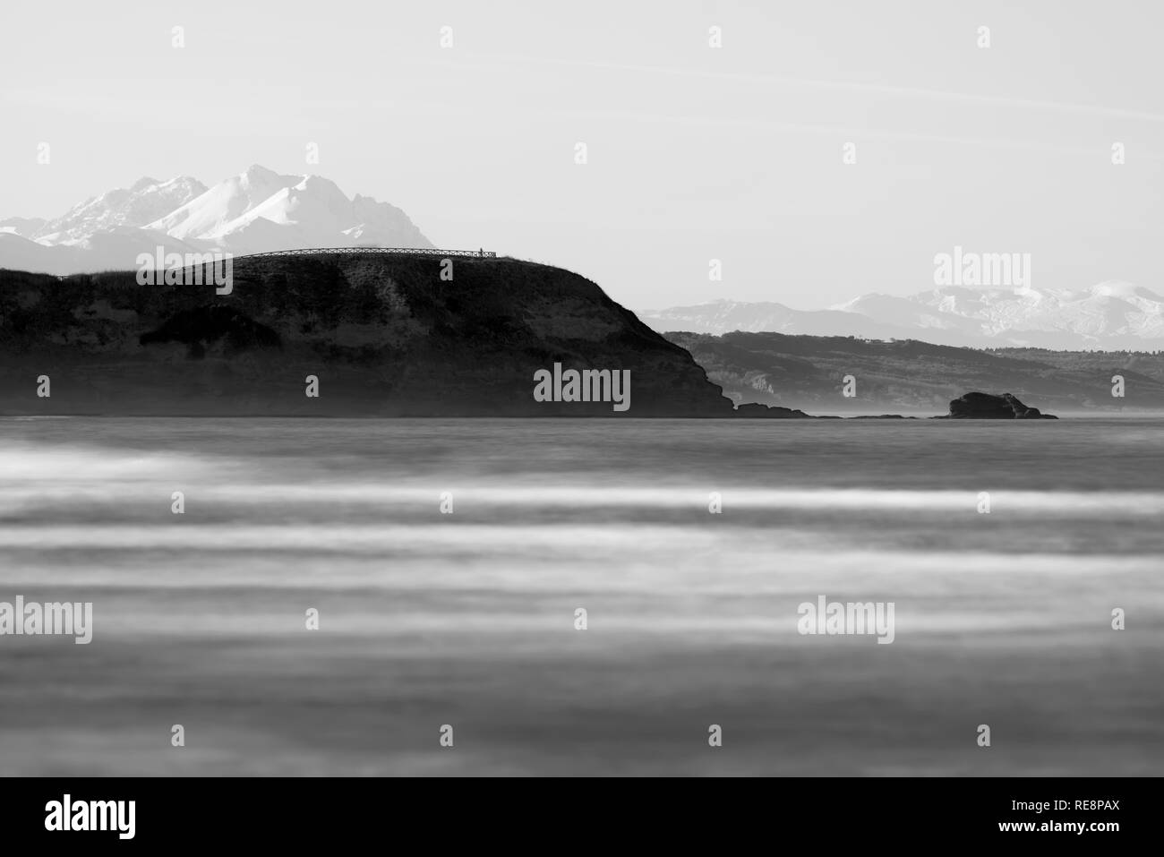 Punta Aderci promontorio vista dal mare di Vasto con Majella dietro di essa Foto Stock