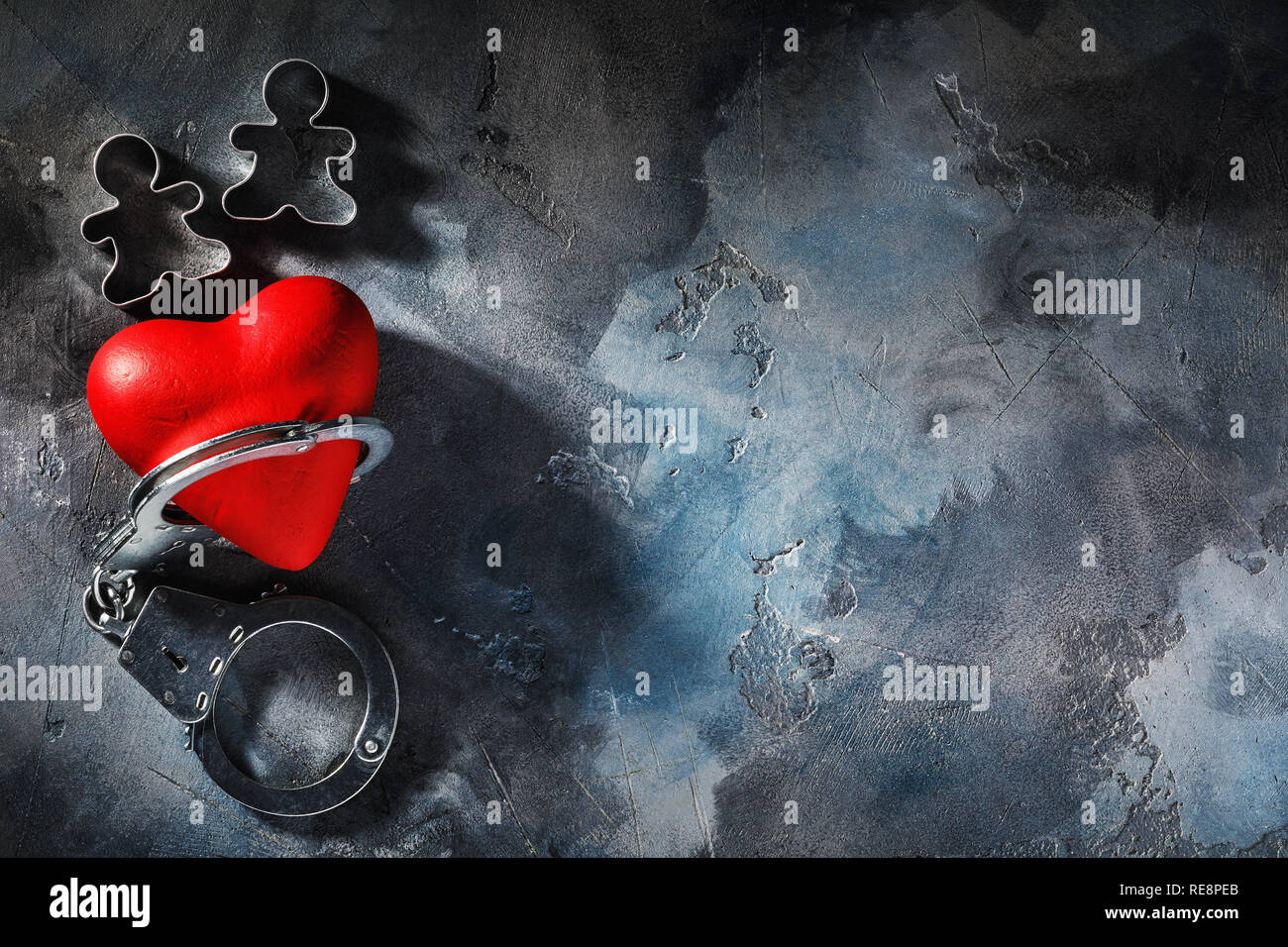 Amore proibito. Cuore rosso in manette con copia spazio, vista dall'alto Foto Stock