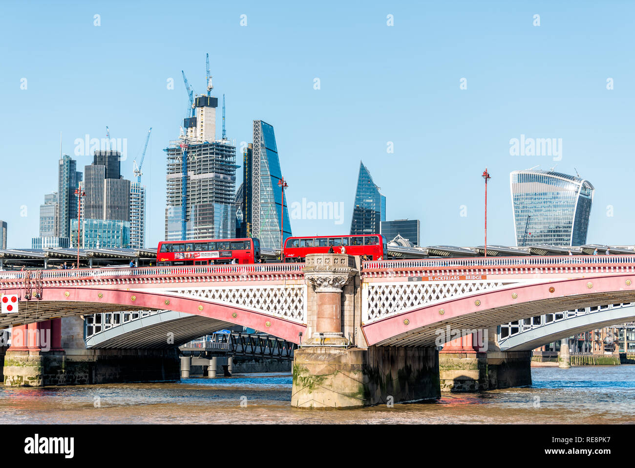 London, Regno Unito - 22 Giugno 2018: paesaggio del fiume Tamigi e Blackfriars bridge con skyline di grattacieli durante l estate in South Bank, moderno appartamento Foto Stock