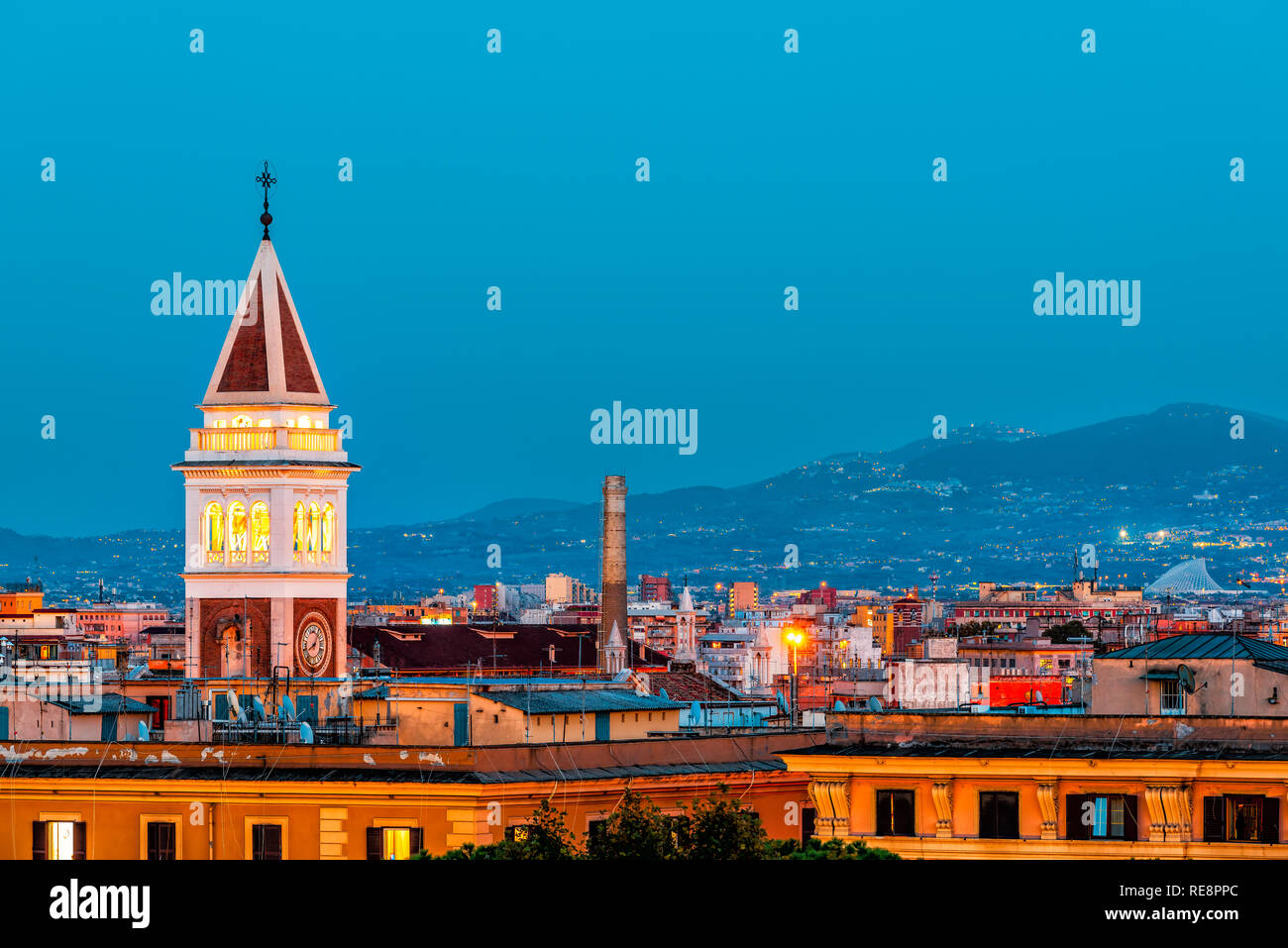 Storica città italiana di Roma, Italia cityscape skyline con elevato angolo di visione del cielo blu e architettura di vecchi edifici torre NELLA NOTTE BUIA Foto Stock