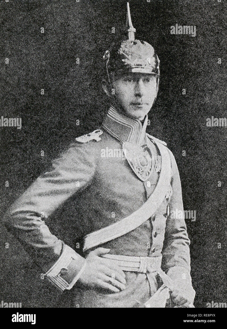 Questa foto risalente alla I Guerra Mondiale mostra la Ex-Crown Principe Wilhelm della Germania. Egli era il figlio più anziano dell'ultimo Kaiser tedesco Wilhelm (II). Egli è stato l'ultimo principe cown dell'Impero tedesco e del Regno di Prussia. Ha perso il titolo di Principe Ereditario con la caduta dell Impero il 5 novembre 1918. Dopo la morte di suo padre egli divenne il Principe della Corona di Hollenzollern e mantenuto il titolo fino a quando morì nel 1951. Foto Stock