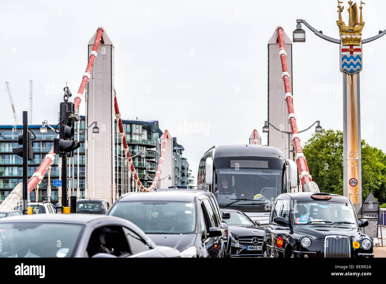 London, Regno Unito - 23 Giugno 2018: Chelsea Bridge con strada di traffico e le auto in uscita la fusione sulla giornata closeup Foto Stock