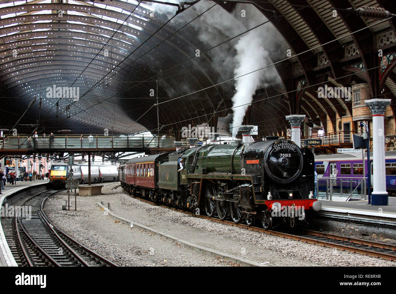 70013 Oliver Cromwell attende a York con la Scarborough Spa Express. Foto Stock