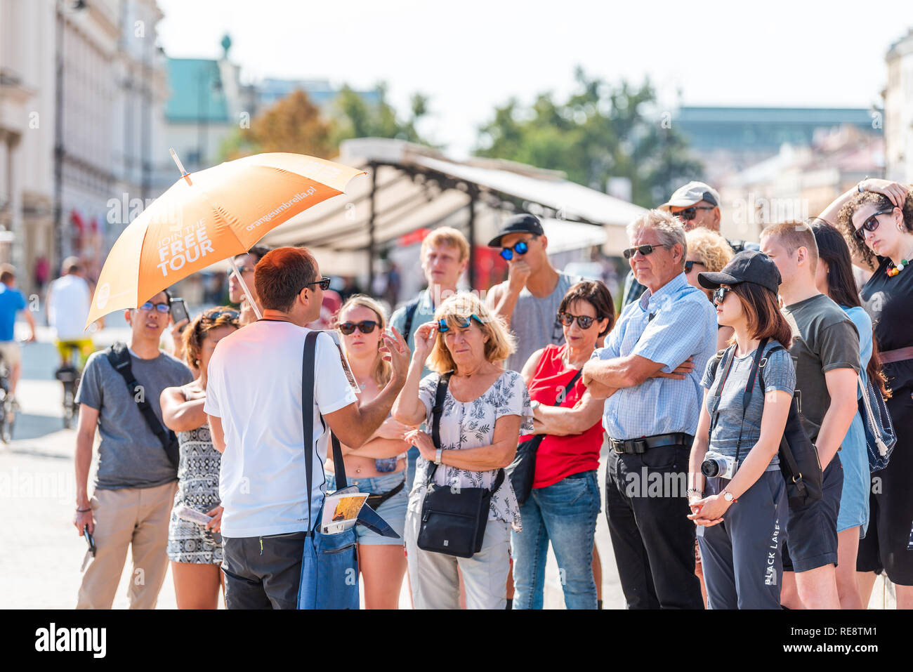 Varsavia, Polonia - Agosto 23, 2018: famosa città vecchia storica piazza Castello nella città capitale durante la soleggiata giornata estiva folla di popolo libero guida tour Foto Stock