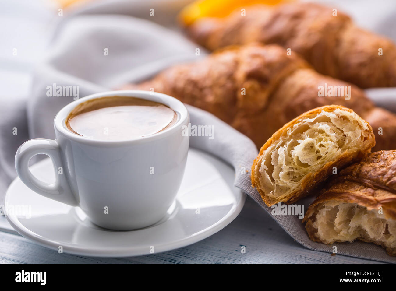 Freschi croissant burroso con caffè. Sweet morning breakfast concetto. Foto Stock