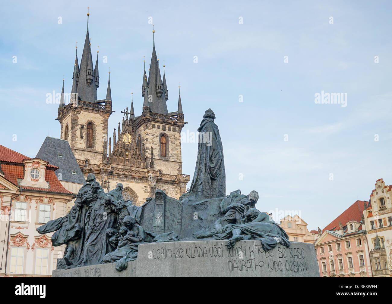 Jan Hus monumento sulla Piazza della Città Vecchia di Praga con magnifiche case di città e chiesa Foto Stock