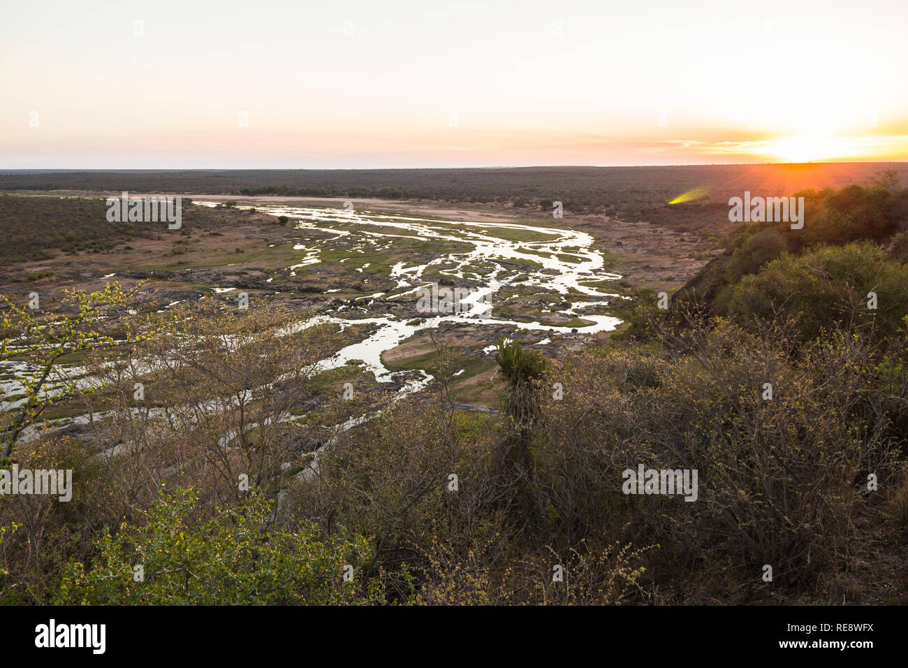 Ampia vista sul fiume Olifants dal punto di vista di Camp, Africa Foto Stock