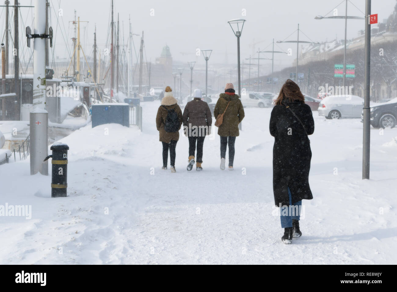 I pedoni sulla giornata fredda con un sacco di neve a Stoccolma Foto Stock