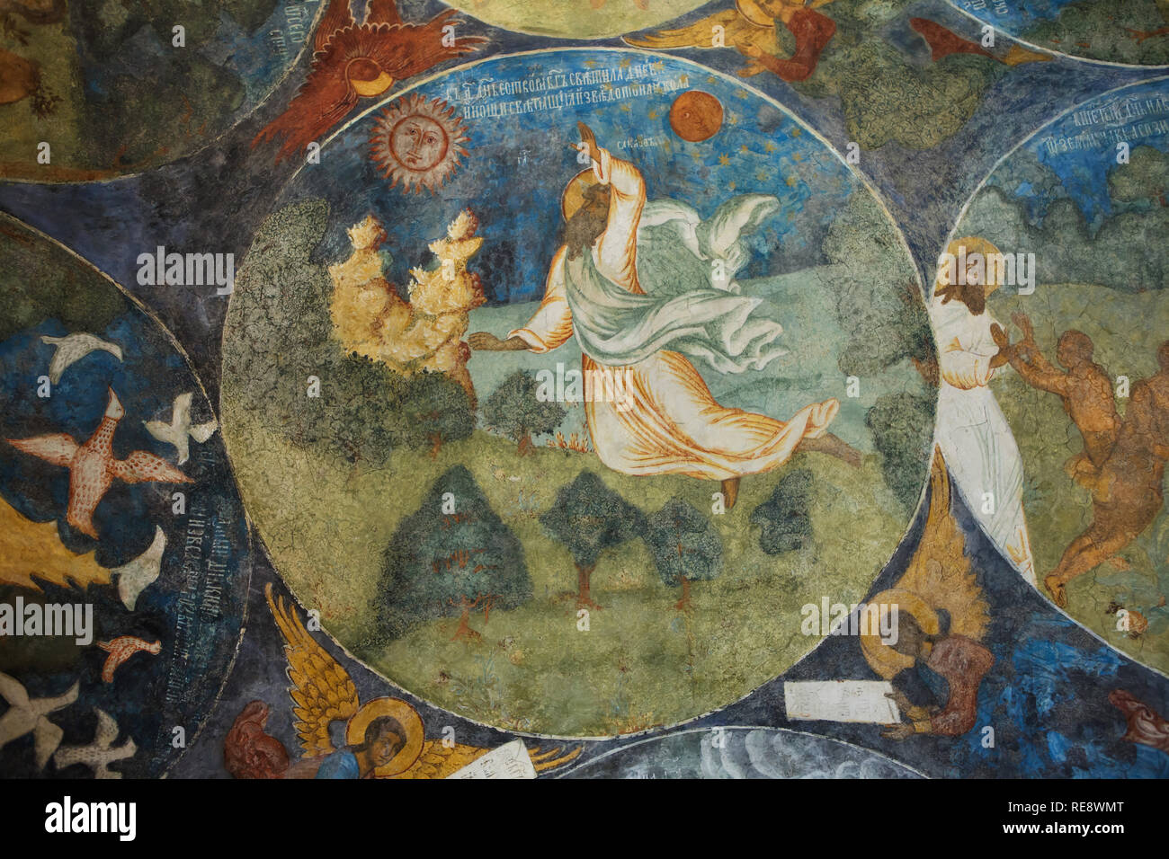 Dio il Padre la creazione del sole e della luna nel quarto giorno della creazione. Affresco di icona russa pittori Gury Nikitin e Sila Savin (1680) nel nord gallery (papert) della Chiesa di Elia Profeta in Yaroslavl, Russia. Foto Stock
