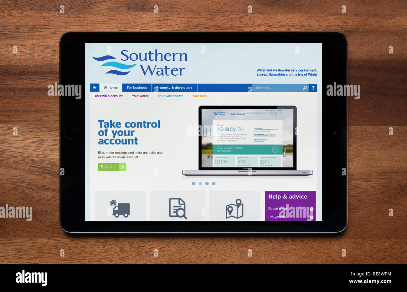 Il sito web del sud dell'acqua è visibile su un tablet iPad, il quale è appoggiato su un tavolo di legno (solo uso editoriale). Foto Stock
