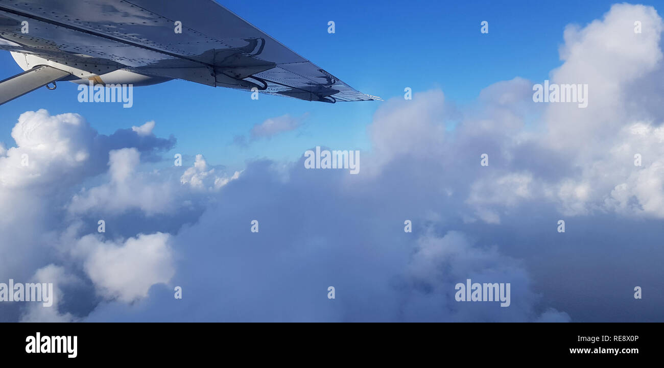 Il buon tempo per il viaggio in aereo tema. Piuttosto le nuvole sopra visualizza Foto Stock