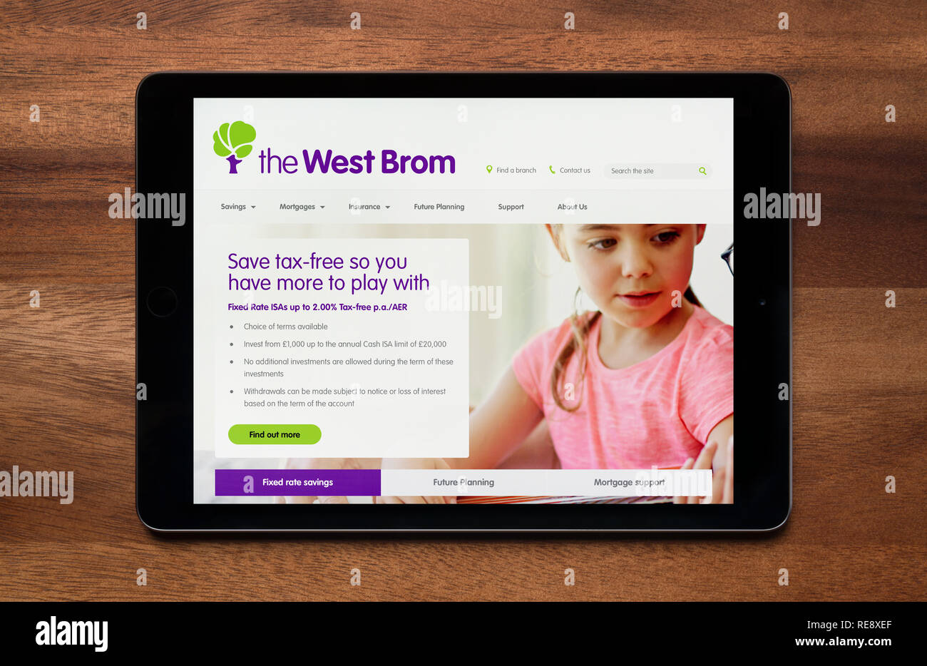 Il sito Web di West Brom Building Society è visto su un tablet iPad, il quale è appoggiato su un tavolo di legno (solo uso editoriale). Foto Stock