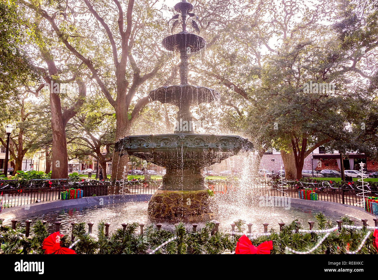 Una tre-tiered fontana è il fulcro di Bienville Square, Dic 23, 2018 in Mobile, Alabama. Bienville piazza è stata fondata nel 1824. Foto Stock