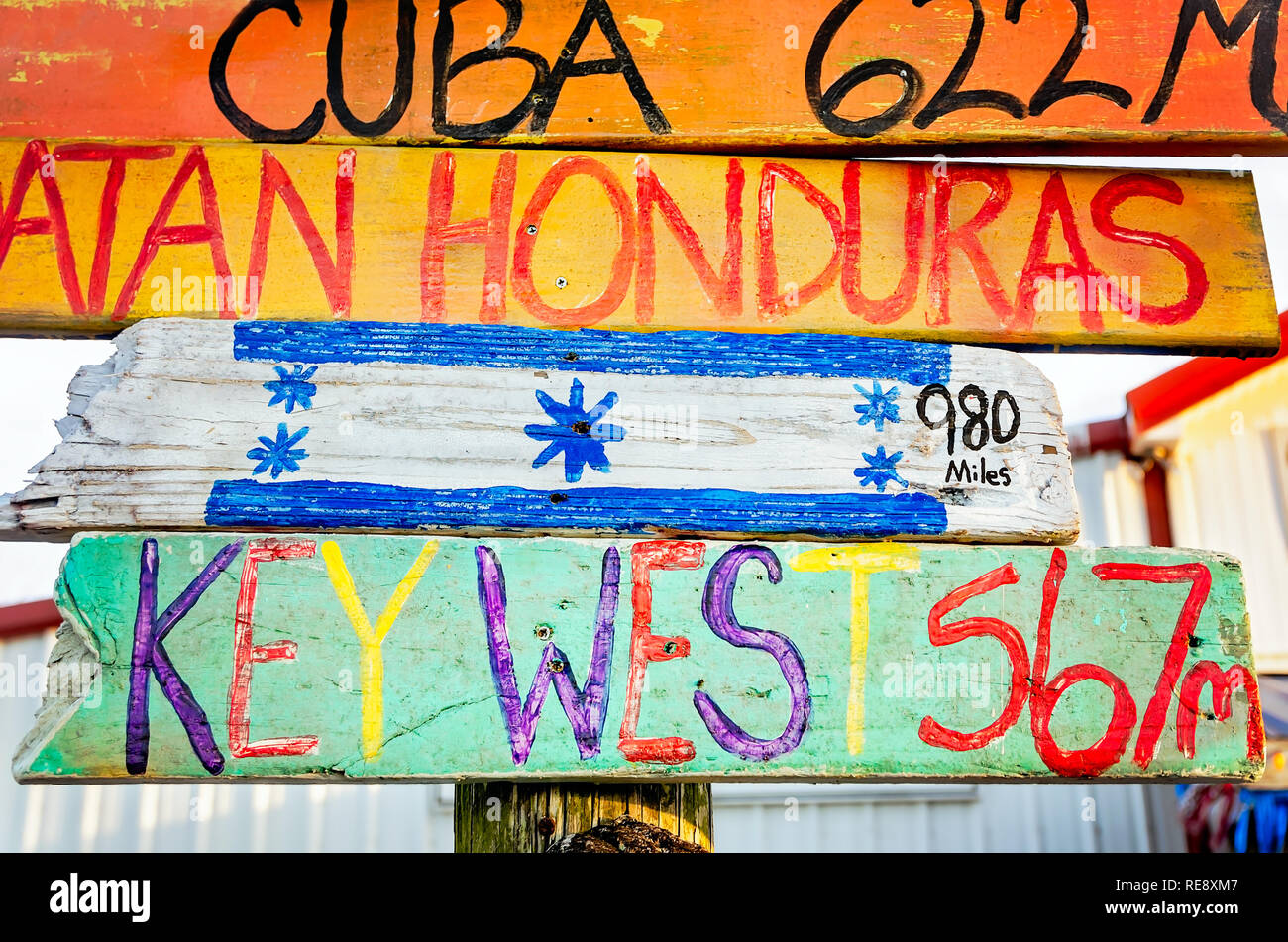 Una freccia direzionale segno esterno Marine Marshall mostra la distanza dal Bayou La Batre a varie città, Dic 23, 2018 in Bayou La Batre, Alabama. Foto Stock