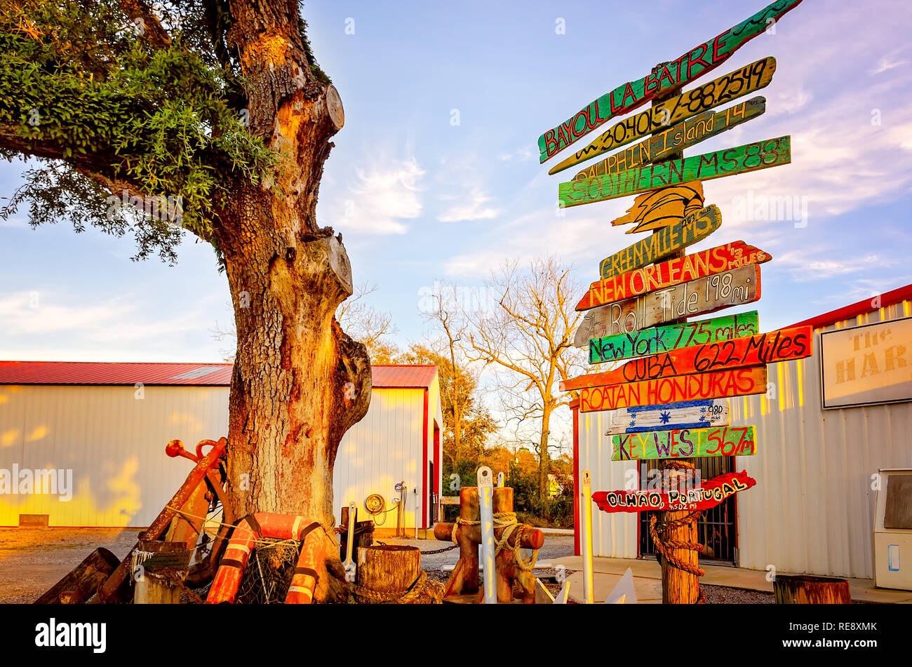 Una freccia direzionale segno esterno Marine Marshall mostra la distanza dal Bayou La Batre a varie città, Dic 23, 2018 in Bayou La Batre, Alabama. Foto Stock