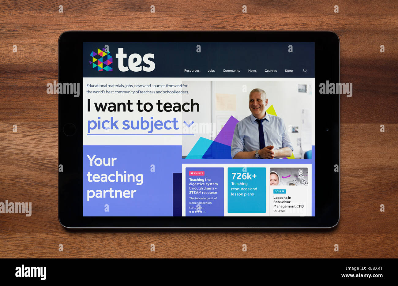 Il sito web di TES (ex Times Educational Supplement) è visto su un tablet iPad, il quale è appoggiato su un tavolo di legno (solo uso editoriale). Foto Stock