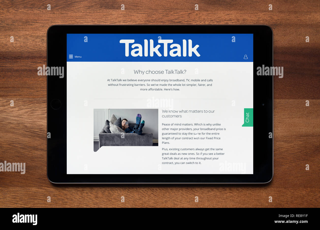 Il sito web di TalkTalk è visto su un tablet iPad, il quale è appoggiato su un tavolo di legno (solo uso editoriale). Foto Stock