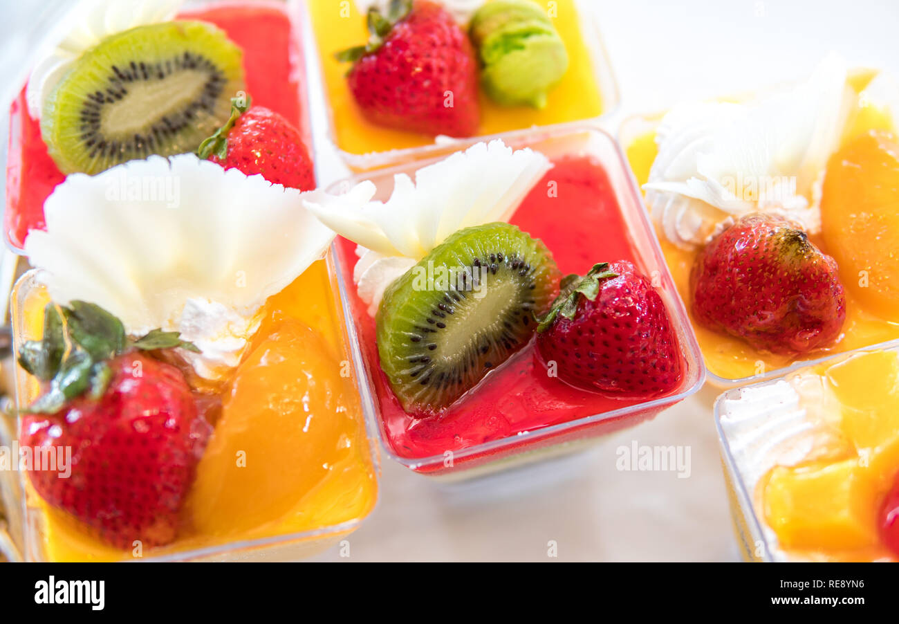 Coppa di frutta e torta cocolate bianco panna montata Foto Stock