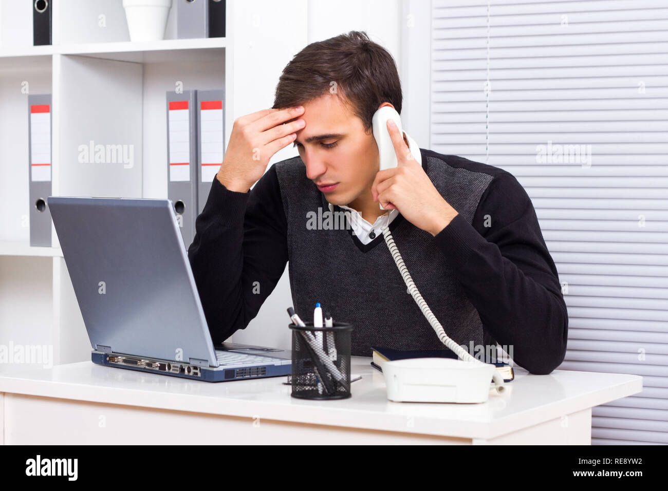 Imprenditore interessato sul telefono Foto Stock