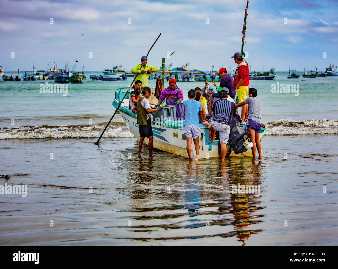 Puerto Lopez, Ecuador - 12 settembre 2018 - uomini raccolgono e parlare di del pescato del giorno Foto Stock